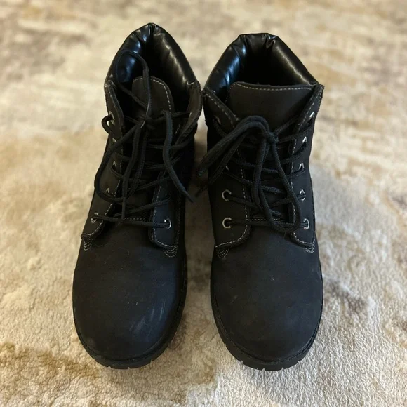 Boys, black waterproof trail guide size 6 boots - Picture 6 of 6